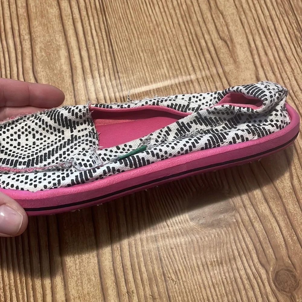 Girls Sanuk Slip On Shoes - Picture 4 of 8